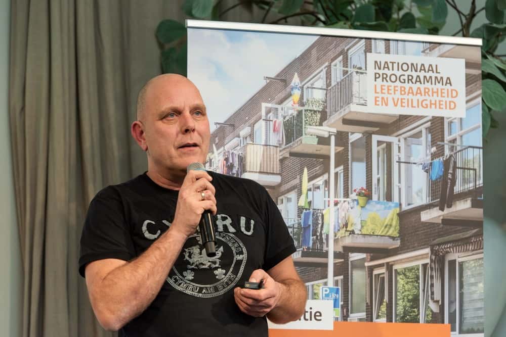 Anjo Hoogendoorn van de Haagse Pandjesbrigade spreekt op het congres