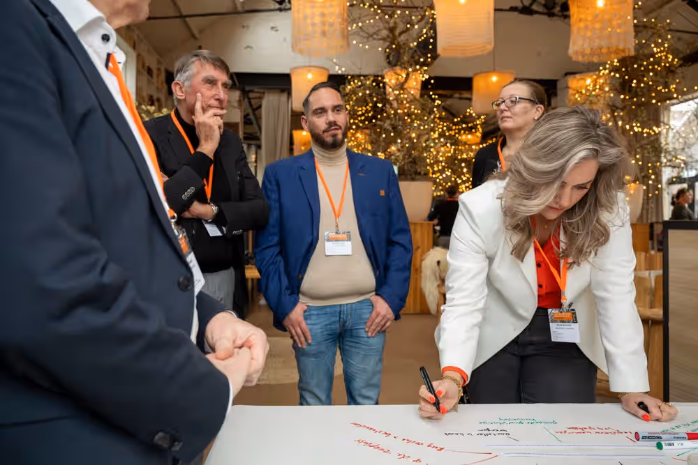 Deelnemers van het congres nemen deel aan een interactieve sessie