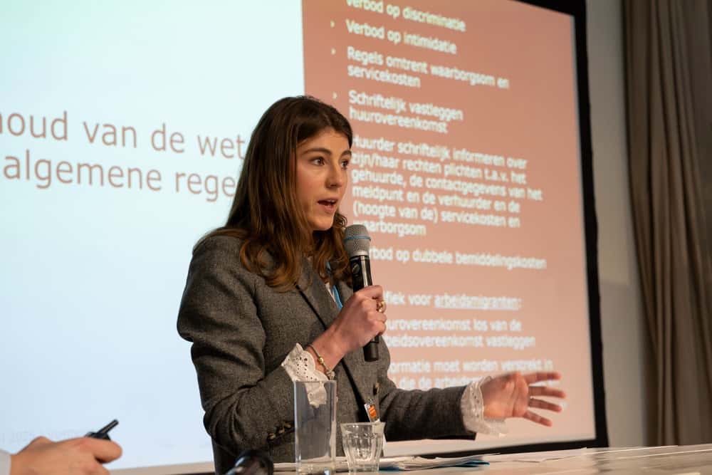 Een vrouwelijke spreker praat over de Wet goed verhuurderschap