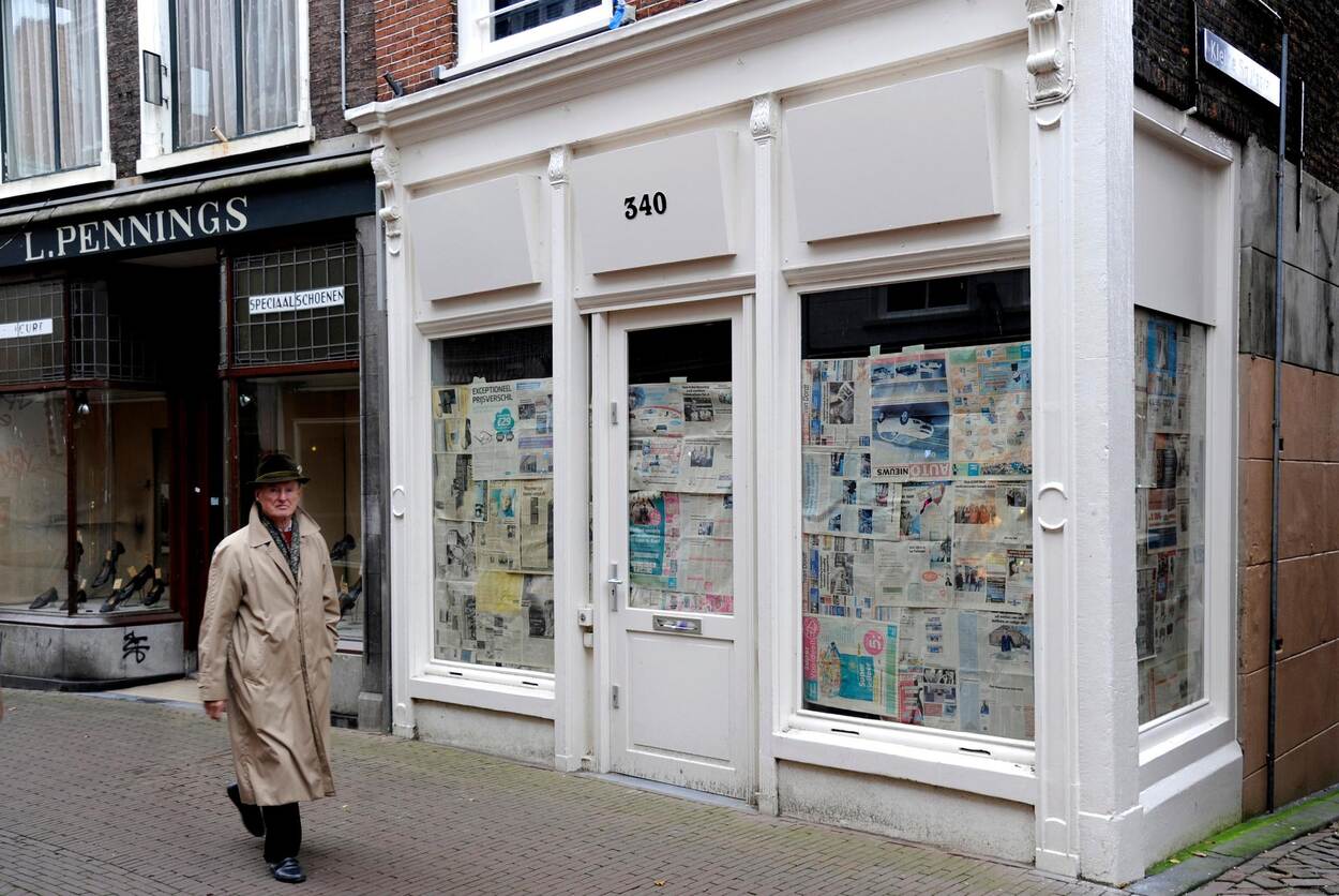Op deze foto is een leegstaand pand in een binnenstad te zien.