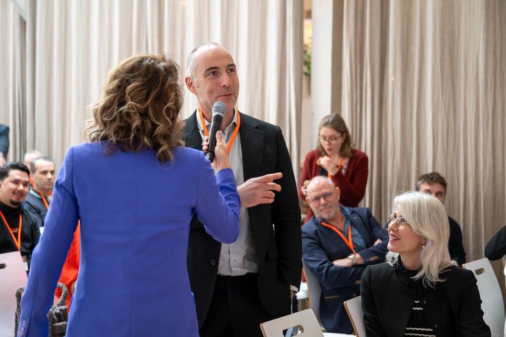 Programmadirecteur Roy Kramer spreekt op het congres
