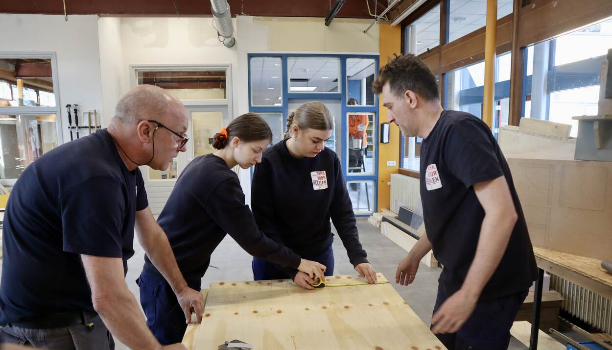 Kandidaten en begeleiders in één van de werkplaatsen van de Bovengrondse Vakschool in Heerlen-Noord.