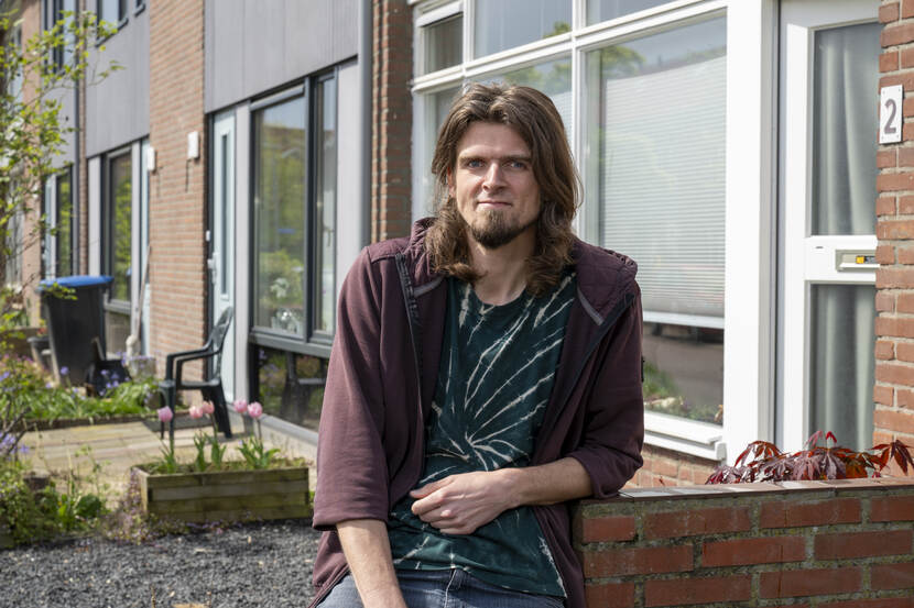 Bewoner Ad van Vliet voor zijn woning
